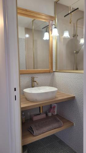 a bathroom with a sink and a mirror at Sur les hauteurs de Collioure in Collioure