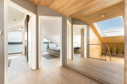 a bedroom with a bed and a view of the ocean at Ferienhaus SUNSHINE am Mühlfeldsee in Löbnitz