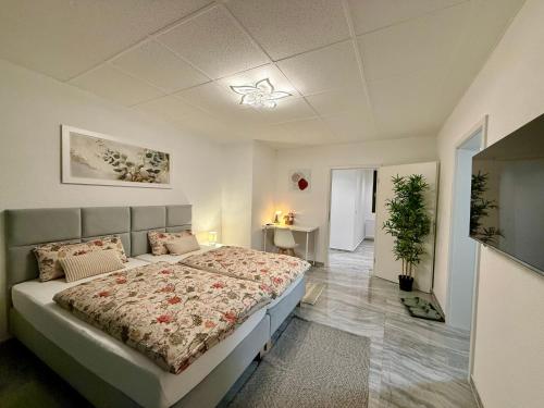 a bedroom with a large bed in a room at Apartmenthaus Döbeln Zentrum 01 in Döbeln