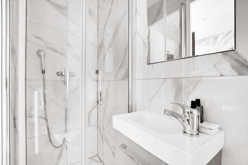 Modern Sutdio for 2 with A-C - Near Montmartre