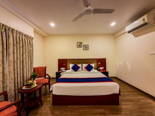 a bedroom with a large bed in a room at Zip By Spree Hotels Kolhapur in Kolhapur