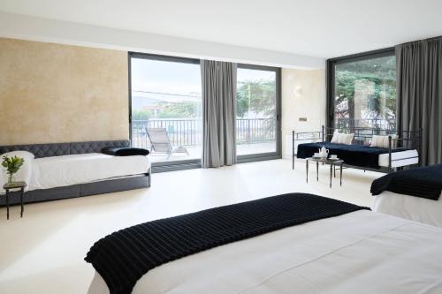 a bedroom with two beds and a balcony at Casa Rural Las Bengoas in Alesanco