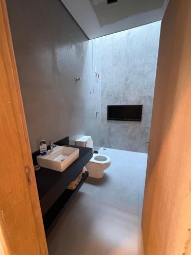 a bathroom with a sink and a toilet at Recanto Gil Viana in Pouso Alegre