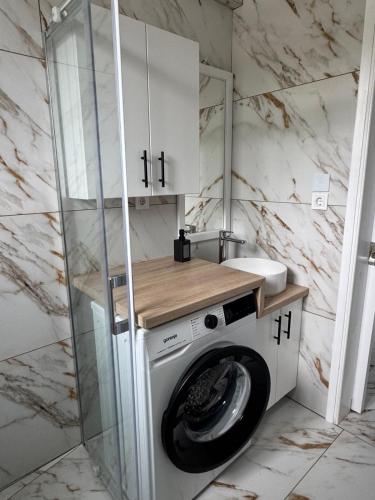 a washing machine in a bathroom with a counter at Sea View Chic Apartment in Karianí
