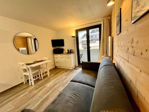 Studio rénové au centre village avec balcon - FR-1-624-180