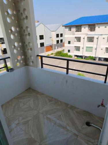 a balcony with a view of a building at Comfy Hotels Self Check in คอมฟี่โฮเทล เช็คอินด้วยตัวเอง in Samut Prakan