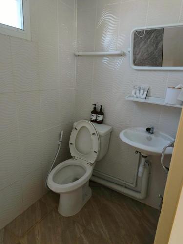 a bathroom with a toilet and a sink at Comfy Hotels Self Check in คอมฟี่โฮเทล เช็คอินด้วยตัวเอง in Samut Prakan