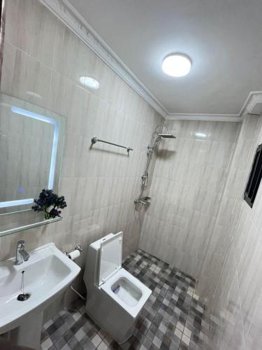 a bathroom with a toilet and a sink at Egel appartement in Yaoundé