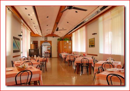 Majoituspaikan Hotel Ristorante Fratelli Zenari ravintola tai vastaava paikka