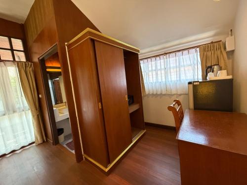 ein Zimmer mit einem Holzschrank und einem Schreibtisch in der Unterkunft Utopia Resort in Lamai