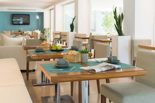 een eetkamer met een tafel en stoelen bij Hotel Prestigio in Milano Marittima