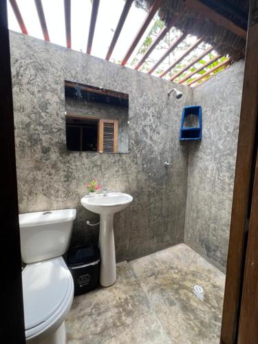 a bathroom with a toilet and a sink at Hospedaje VILLA CRETA in Puerto Limón