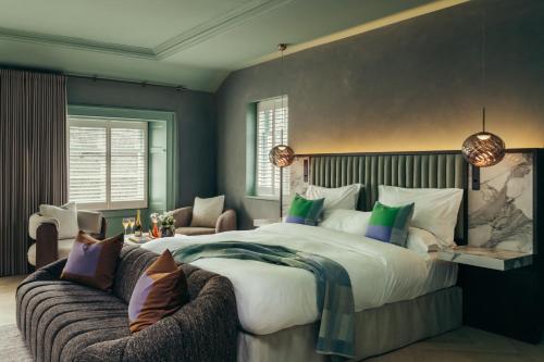ein Schlafzimmer mit einem großen Bett und einer Couch in der Unterkunft Lyla Rooms in Edinburgh