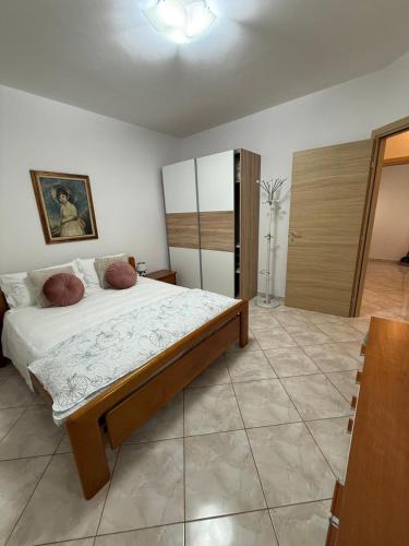 a bedroom with a large bed in a room at Appartament Tea in Šorići