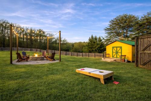 a backyard with a picnic table and a fire pit at One Level, Pet Friendly, Huge Fenced in Yard, Views, EasyRoads, Pool Table, Spa, Theater, Outdoor fun in Sevierville