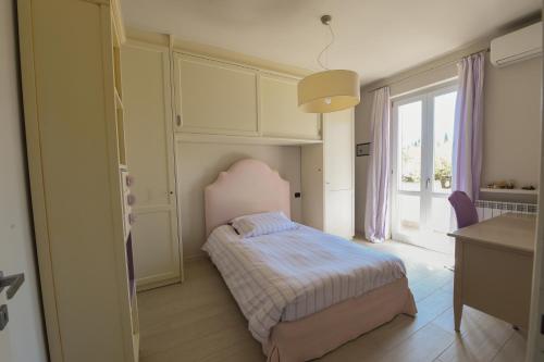 a small bedroom with a bed and a desk at Casa Vacanza Neris in Clusane sul Lago