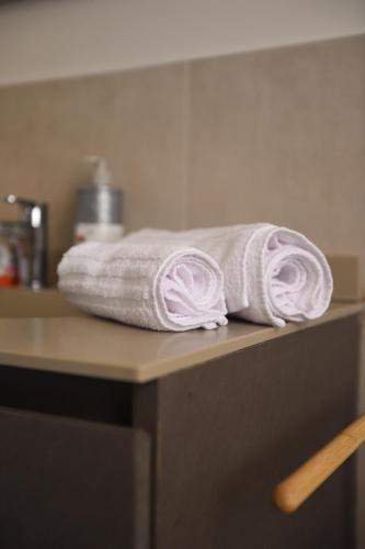 a stack of towels sitting on top of a counter at Casa Vacanza Neris in Clusane sul Lago