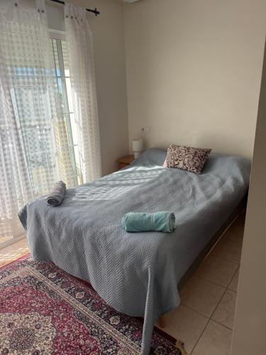 a large bed in a bedroom with a window at Villa Nita Altaona Golf Turquoise Sleeps 4 adults in Baños y Mendigo