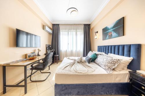 a bedroom with a bed and a desk and a computer at Studio en plein centre-ville, LE CENTRAL in Casablanca