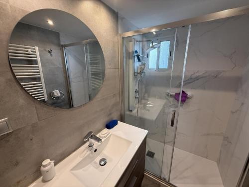 Apartamento en primera línea en Muchavista con terraza, piscina y vistas al mar by Turihome