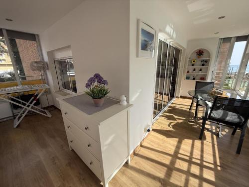 Apartamento en primera línea en Muchavista con terraza, piscina y vistas al mar by Turihome