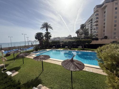 Apartamento en primera línea en Muchavista con terraza, piscina y vistas al mar by Turihome