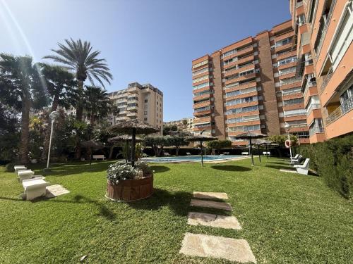 Apartamento en primera línea en Muchavista con terraza, piscina y vistas al mar by Turihome