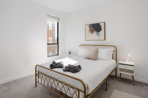 a bedroom with a bed with towels on it at Modern & Spacious 2BR Apartment with Gym & Parking in New Haven