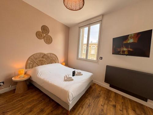 a bedroom with a bed and a window at 2 Neufchâtel studio agréable et cosy tout équipé in Reims