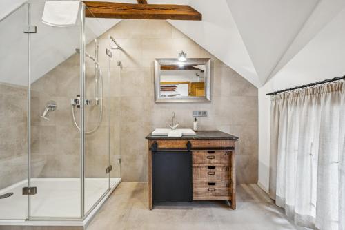 a bathroom with a sink and a shower at MEL&BENS Altstadt Suites mit Parkoption in Celle