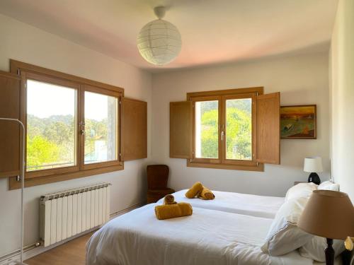 a bedroom with two teddy bears sitting on a bed at Casa Lambre in Paderne