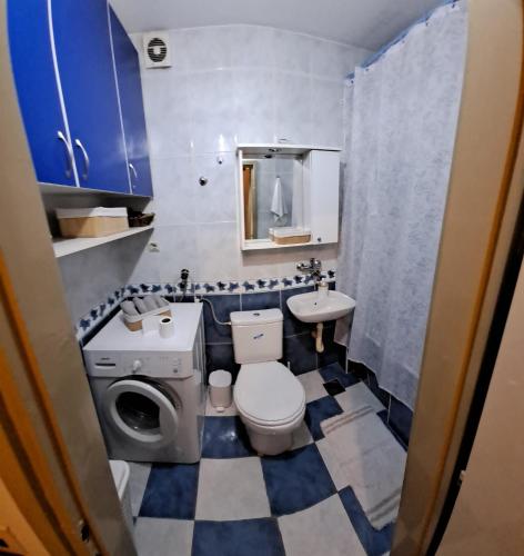 a small bathroom with a toilet and a sink at Stan na dan bb in Bajina Bašta