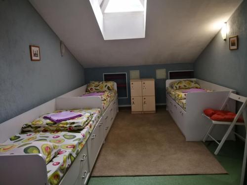 ein Dachzimmer mit zwei Etagenbetten und einem Dachfenster in der Unterkunft хостел Мансарда in Kiew