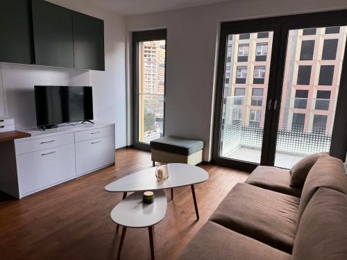 Metropolis Executive Suite, 24-7 check in