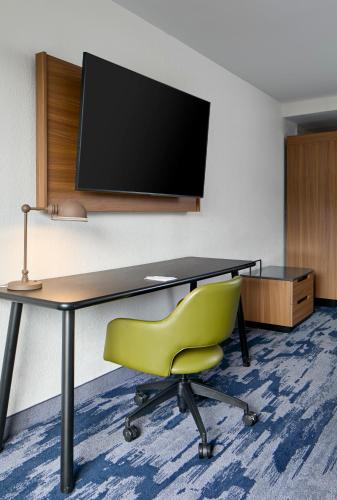 a office with a desk and a green chair at Fairfield by Marriott Inn & Suites LaGrange in La Grange