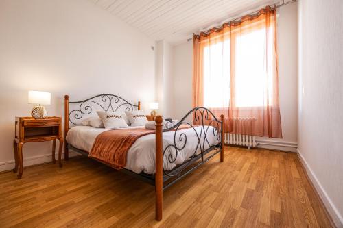 a bedroom with a bed and a window at À 300m du virage de Mulsanne - Maison 8 pers avec extérieur et parking in Mulsanne