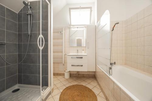 a bathroom with a shower and a sink and a tub at À 300m du virage de Mulsanne - Maison 8 pers avec extérieur et parking in Mulsanne