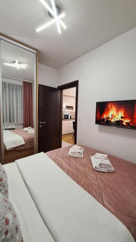 a bedroom with a bed with a fireplace on the wall at Oasis Titova vila in Palisat