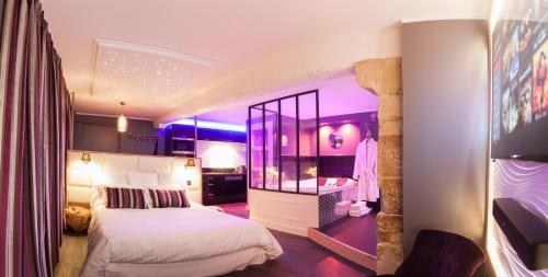 Tempat tidur dalam kamar di L'Espace Privé Rouen