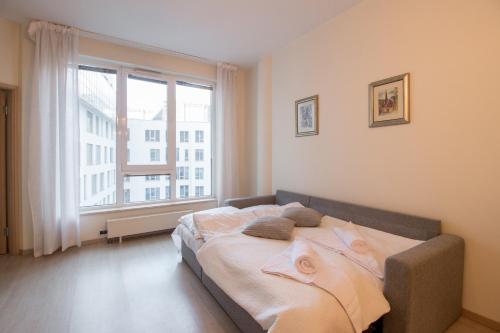 Giường trong phòng chung tại Riga Riverside Apartment