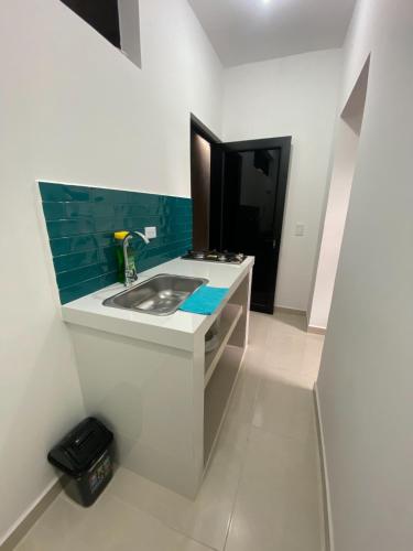 a bathroom with a sink and a mirror at Apartamento Tercer Cielo 203 in Cúcuta