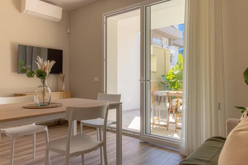 a kitchen and dining room with a table and chairs at Appartamenti al Mare - Il Riparo d'aMare in Alba Adriatica