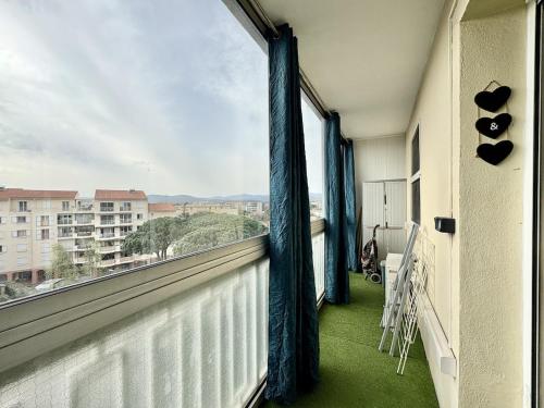 Studio moderne avec loggia, vue dégagée