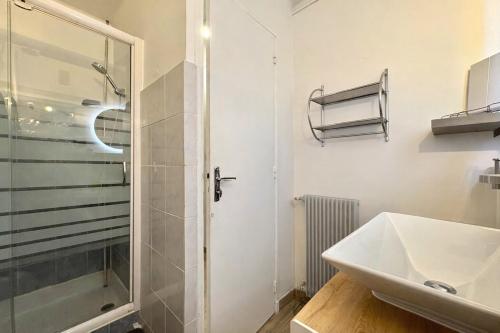 Studio moderne avec loggia, vue dégagée