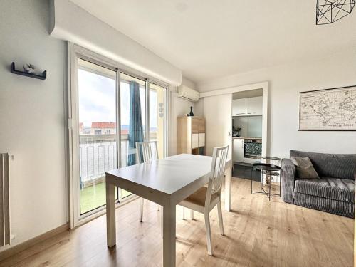 Studio moderne avec loggia, vue dégagée
