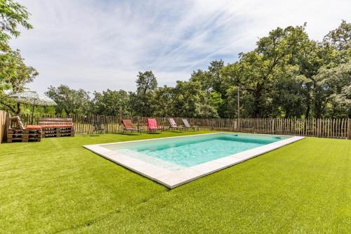 una piscina in mezzo al giardino di Maison de mordoit a Pissos