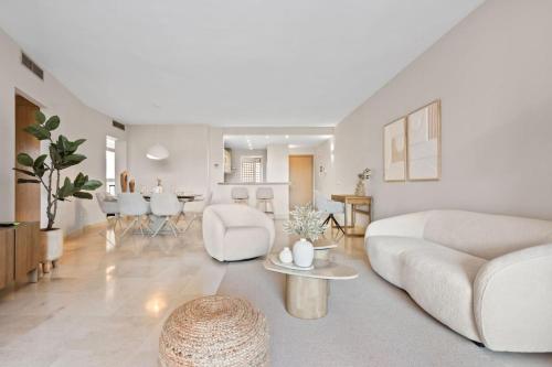 Relaxing Apartment in Bel-Air with Shared Pool - Minutes from the Beach