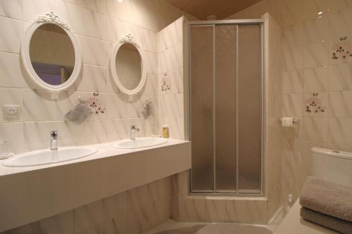 a bathroom with two sinks and a shower at Chambre n2 Maison dHôtes de Charme in Maizières