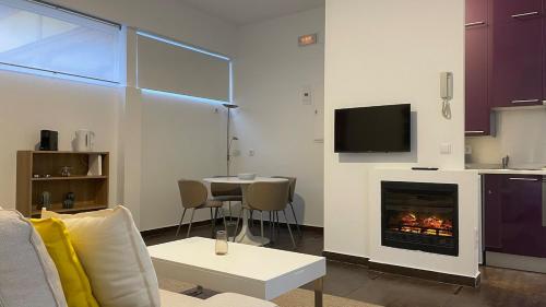 Modern apartment with terrace and fireplace, Downtown, La Latina