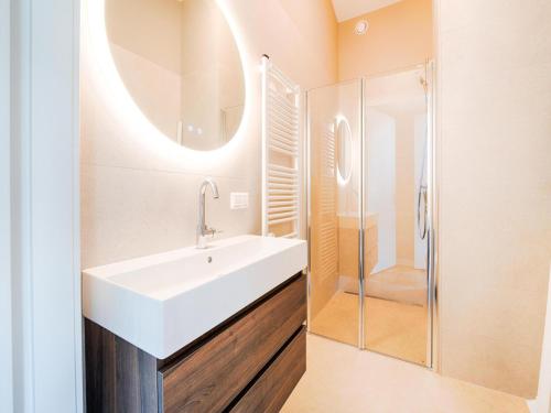 a bathroom with a sink and a shower at Bollen in Oud-Ade